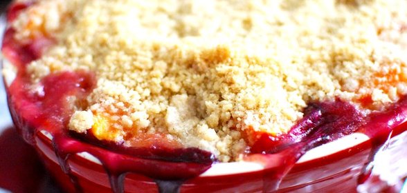 Чернично- персиковый крамбл