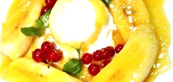 Банановое соте с соусом пралине и кардамоном