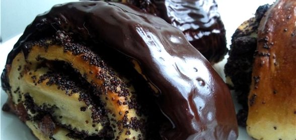 Булочки с изюмом и маком