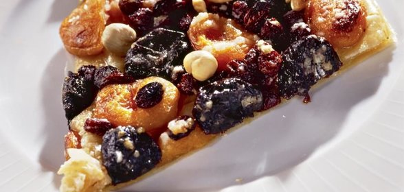 Открытый пирог с сухофруктами и орехами