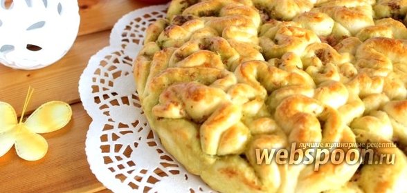 Пирог с соусом песто и колбасой