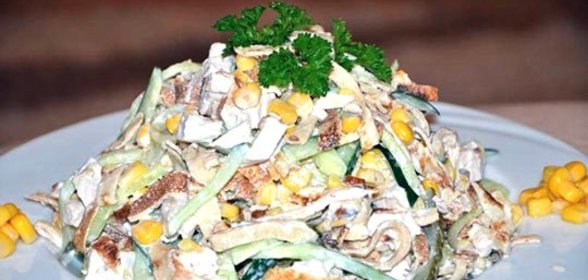 Салат с блинами и курицей