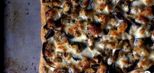 Пицца с баклажанами и оливками