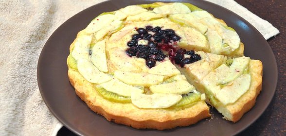 Пирог с яблоками, киви и корицей