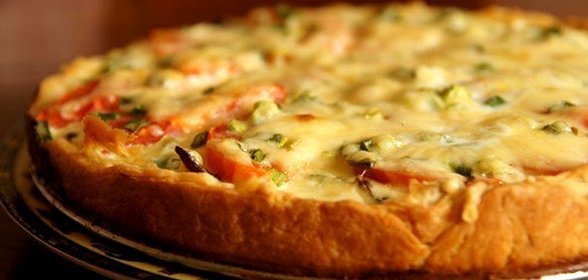 Быстрый киш с курицей на слоеном тесте