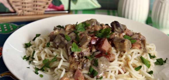Спагетти с лесными грибами и мясными копченостями в сырном соусе