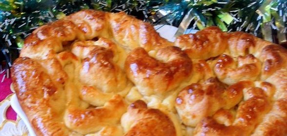 Пирог из слоеного теста с курицей и сыром