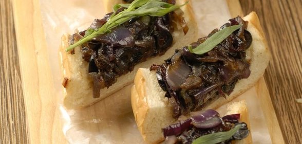 Хлеб с карамелизованным луком