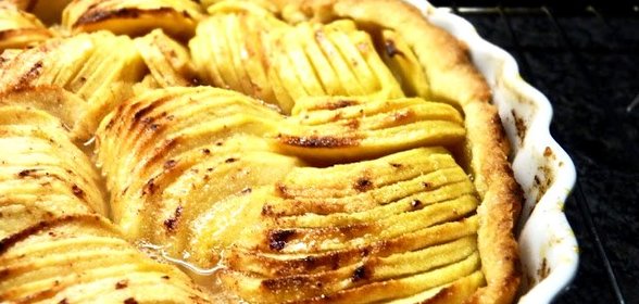 Пирог с яблоками и корицей