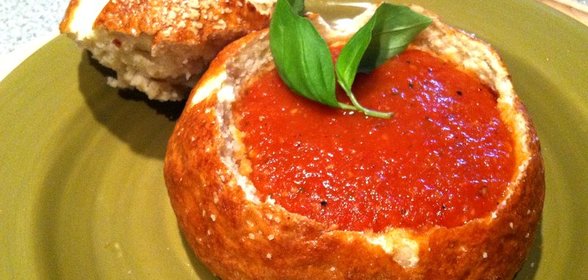 Томатный суп в хлебе