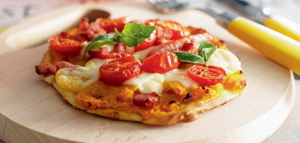 Пицца с китайской тыквой, помидорами и моцареллой