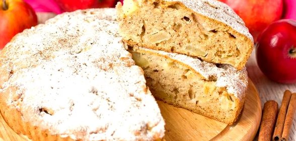 Яблочный пирог с корицей и коньяком