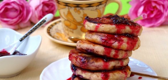 Сырники с чёрной смородиной