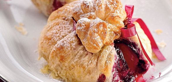 Пирожки из пьяных слив с марципаном