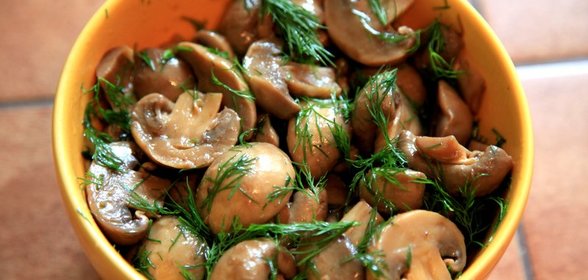 Шампиньоны по‑гречески (a la grecque)