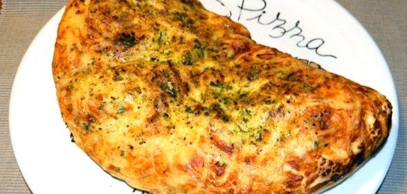 Луковые кальцоне с ветчиной