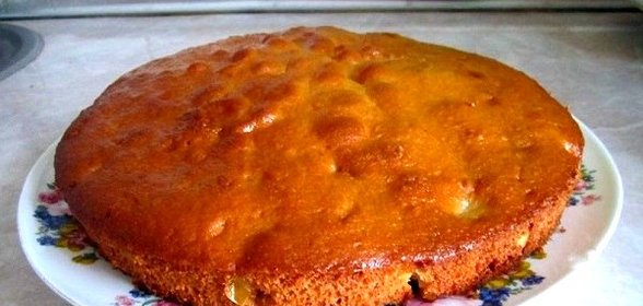 Яблочная шарлотка на скорую руку