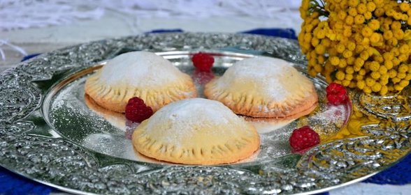 Пирожки из песочного теста с малиной