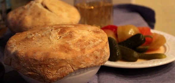 Пельмени в соусе из белых грибов под хлебной шапкой