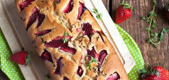 Кекс с клубникой и тимьяном