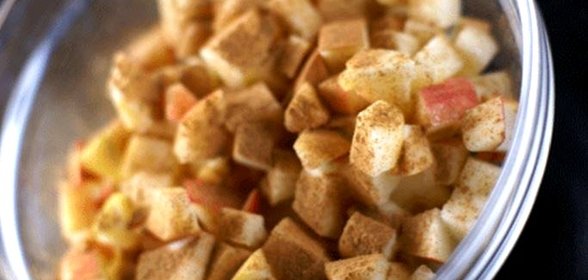 Яблоки с корицей и орехами для блинчиков или штруделя