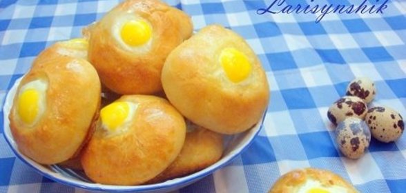 Булка сырная с перепелиным яйцом