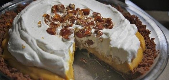 Пирог с тыквенной начинкой и взбитыми сливками