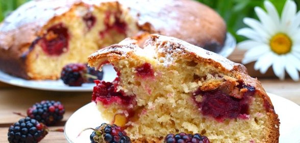 Пирог на сметане с ежевикой