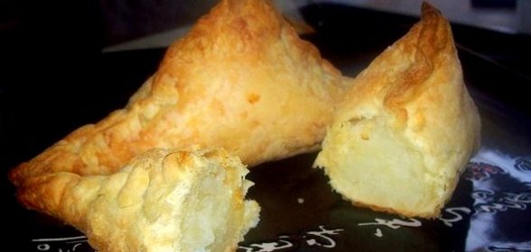 Слоено-дрожжевые конвертики с картофелем и сыром