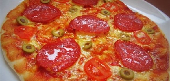 Пицца с томатами и сервелатом + фокача с чили и каперсами