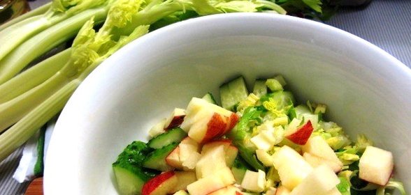 Легкий салат с сельдереем, куриным филе и яблоками