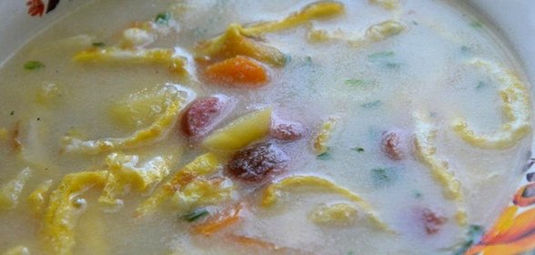 Манный суп с блинчиками и колбаской
