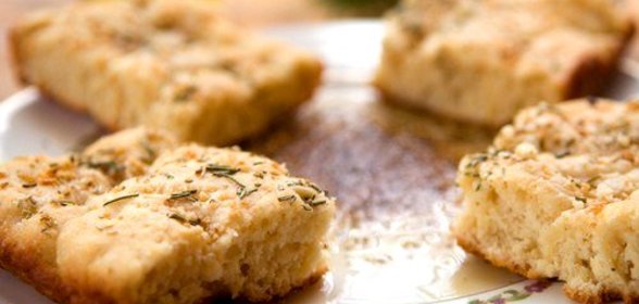 Фокачча с каменной солью и розмарином