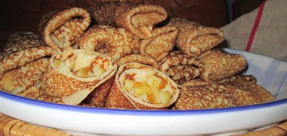 Блинчики с яблоками и медом