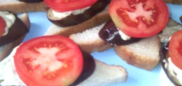 Бутерброды с баклажанами и помидорами