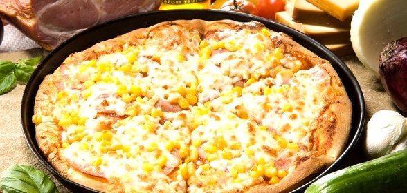 Пицца с кукурузой и ветчиной