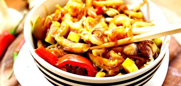 Фунчоза с морским коктейлем