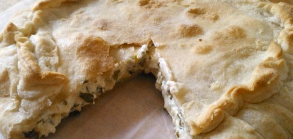 Слоеный пирог с творогом и зеленью