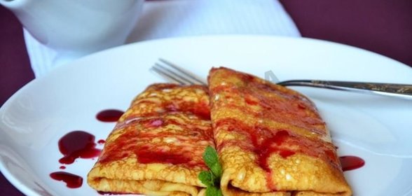 Блинчики с начинкой под вишневым соусом