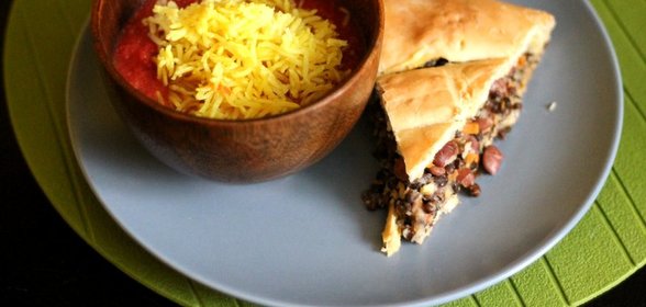 Пирог из бездрожжевого теста с красной фасолью