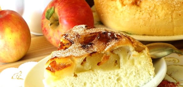Шарлотка с яблоками в мультиварке