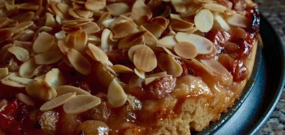 Пирог с крыжовником и миндалем