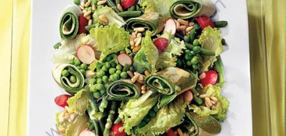 Зеленый салат с фасолью горохом и блинчиками