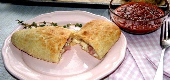 Кальцоне с ветчиной и сыром под соусом маринара