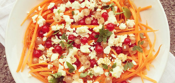 Морковный салат с сыром фета и смородиной