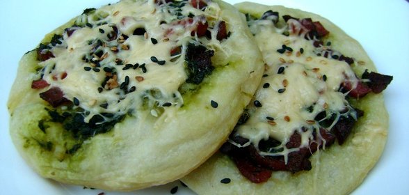 Мини-пицца со шпинатом и салями