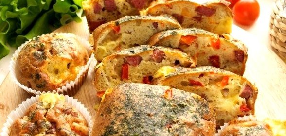 Кекс с колбасой, сыром и сладким перцем