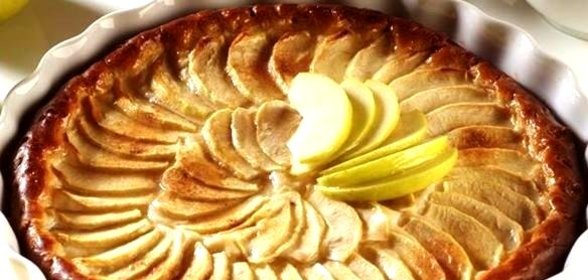 Пирог с яблоками в мультиварке