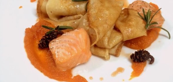 Блины с морковью и лососем