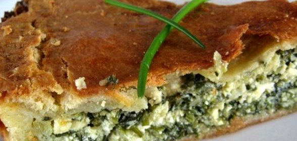 Древнеримский пирог с сыром фета и зеленым луком